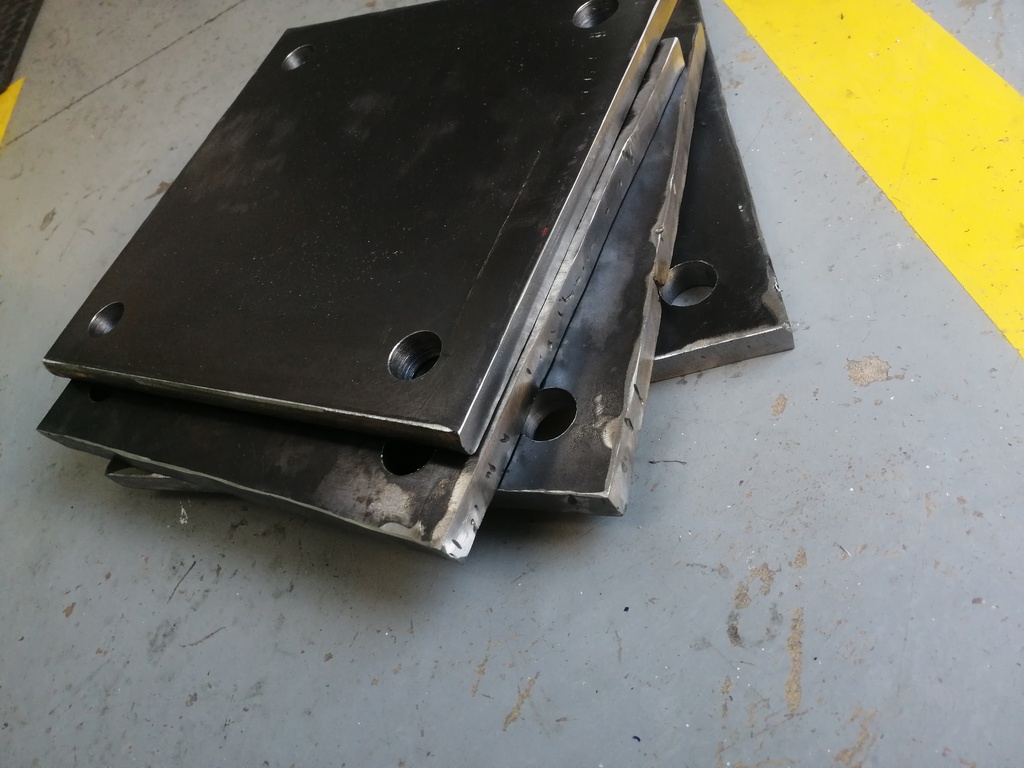 Placa Barrenada, Material: Acero A-36, Espesor: 1/2", Ancho: 25 cms, Largo: 25 cms, No. Barrenos: 4, Diám. Barreno: 5/8", Tipo de Corte: Oxicorte, Marca: METAX.