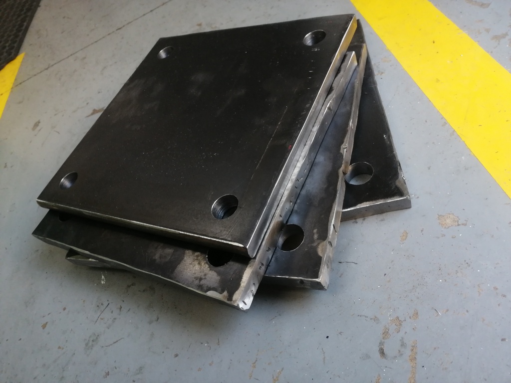 Placa Barrenada, Material: Acero A-36, Espesor: 3/4", Ancho: 4", Largo: 4", No. Barrenos: 1, Diám. Barreno: 1 3/8", Tipo de Corte: Oxicorte, Marca: METAX.